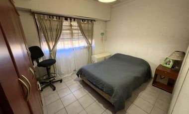 Casa en Esquina en Una Planta con Patio y Cochera para 2 Autos – Apta Crédito – Lomas de Zamora