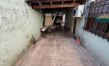 Casa en Esquina en Una Planta con Patio y Cochera para 2 Autos – Apta Crédito – Lomas de Zamora