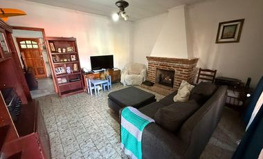 Casa en Esquina en Una Planta con Patio y Cochera para 2 Autos – Apta Crédito – Lomas de Zamora