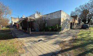 Casa en Esquina en Una Planta con Patio y Cochera para 2 Autos – Apta Crédito – Lomas de Zamora