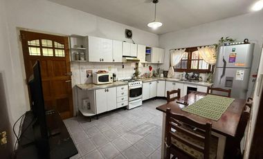 Casa en Esquina en Una Planta con Patio y Cochera para 2 Autos – Apta Crédito – Lomas de Zamora