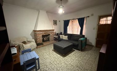 Casa en Esquina en Una Planta con Patio y Cochera para 2 Autos – Apta Crédito – Lomas de Zamora