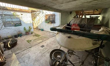 Casa en Esquina en Una Planta con Patio y Cochera para 2 Autos – Apta Crédito – Lomas de Zamora