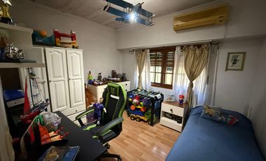 Casa en Esquina en Una Planta con Patio y Cochera para 2 Autos – Apta Crédito – Lomas de Zamora