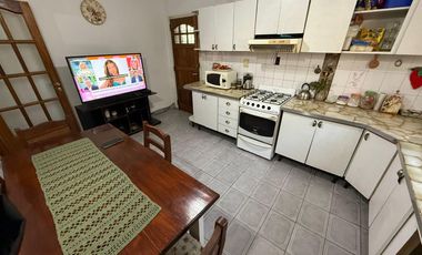 Casa en Esquina en Una Planta con Patio y Cochera para 2 Autos – Apta Crédito – Lomas de Zamora