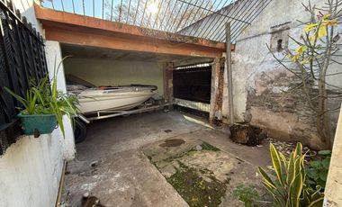 Casa en Esquina en Una Planta con Patio y Cochera para 2 Autos – Apta Crédito – Lomas de Zamora