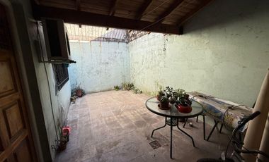 Casa en Esquina en Una Planta con Patio y Cochera para 2 Autos – Apta Crédito – Lomas de Zamora