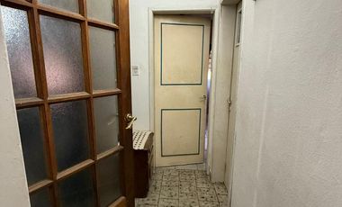Casa en Esquina en Una Planta con Patio y Cochera para 2 Autos – Apta Crédito – Lomas de Zamora