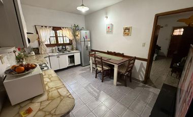 Casa en Esquina en Una Planta con Patio y Cochera para 2 Autos – Apta Crédito – Lomas de Zamora