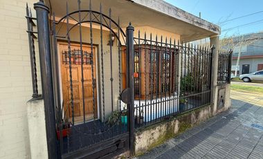 Casa en Esquina en Una Planta con Patio y Cochera para 2 Autos – Apta Crédito – Lomas de Zamora