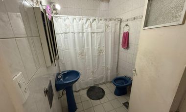 Casa en Esquina en Una Planta con Patio y Cochera para 2 Autos – Apta Crédito – Lomas de Zamora