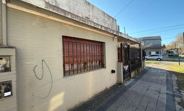 Casa en Esquina en Una Planta con Patio y Cochera para 2 Autos – Apta Crédito – Lomas de Zamora