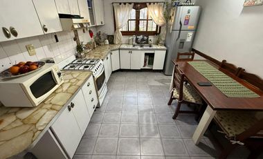 Casa en Esquina en Una Planta con Patio y Cochera para 2 Autos – Apta Crédito – Lomas de Zamora