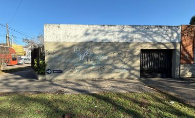 Casa en Esquina en Una Planta con Patio y Cochera para 2 Autos – Apta Crédito – Lomas de Zamora