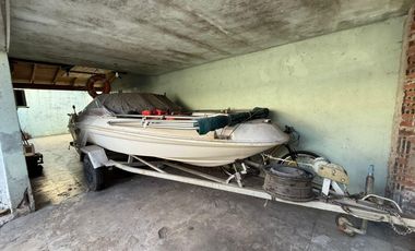 Casa en Esquina en Una Planta con Patio y Cochera para 2 Autos – Apta Crédito – Lomas de Zamora