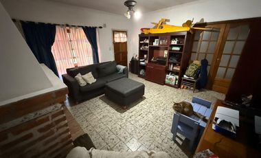 Casa en Esquina en Una Planta con Patio y Cochera para 2 Autos – Apta Crédito – Lomas de Zamora