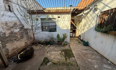Casa en Esquina en Una Planta con Patio y Cochera para 2 Autos – Apta Crédito – Lomas de Zamora