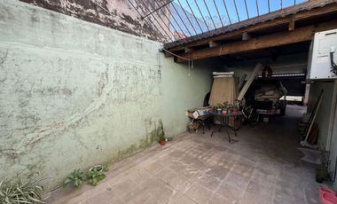 Casa en Esquina en Una Planta con Patio y Cochera para 2 Autos – Apta Crédito – Lomas de Zamora