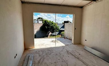 Triplex 4 ambientes con terraza y pileta propia.