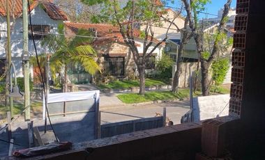 Triplex 4 ambientes con terraza y pileta propia.