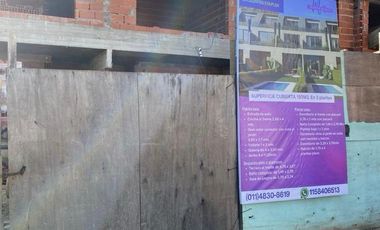 Triplex 4 ambientes con terraza y pileta propia.