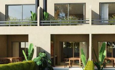 Triplex 4 ambientes con terraza y pileta propia.