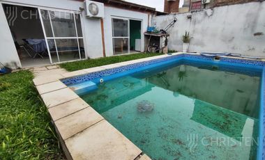 Casa en  venta a metros de Bv. Franch. 3 Dormitorios + Patio con piscina + Cochera