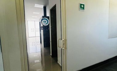 Local adaptado para oficina en Plaza comercial