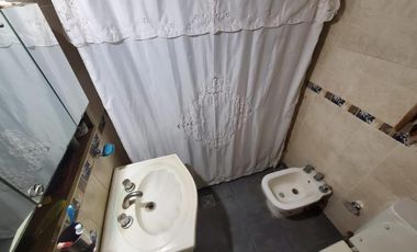 En Venta! Interesante Casa - Quinta en La Reja - Con Parque y Departamento a Refaccionar en el Fondo
