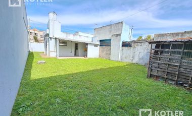 Casa dos ambientes con fondo libre, consulte apto crédito.