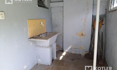 Casa dos ambientes con fondo libre, consulte apto crédito.