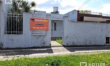 Casa dos ambientes con fondo libre, consulte apto crédito.