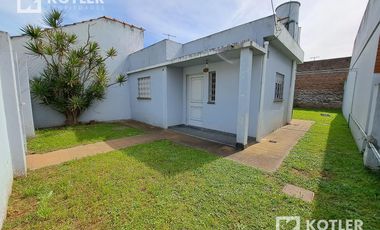 Casa dos ambientes con fondo libre, consulte apto crédito.