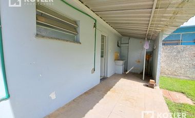 Casa dos ambientes con fondo libre, consulte apto crédito.