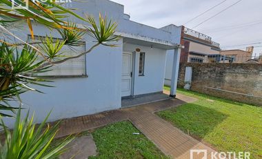 Casa dos ambientes con fondo libre, consulte apto crédito.