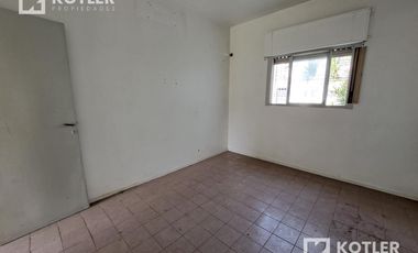 Casa dos ambientes con fondo libre, consulte apto crédito.