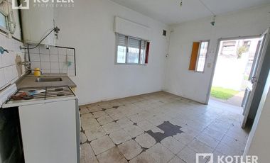 Casa dos ambientes con fondo libre, consulte apto crédito.