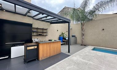 CASA DE PRIMERA CATEGORIA CON PILETA
