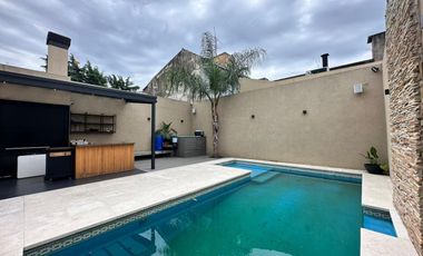 CASA DE PRIMERA CATEGORIA CON PILETA