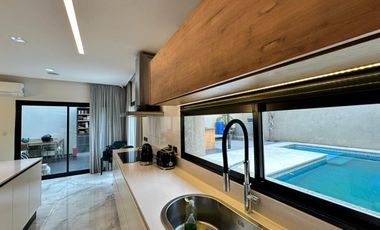 CASA DE PRIMERA CATEGORIA CON PILETA