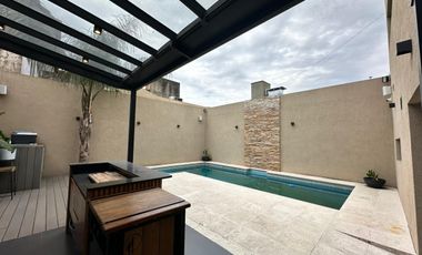 CASA DE PRIMERA CATEGORIA CON PILETA
