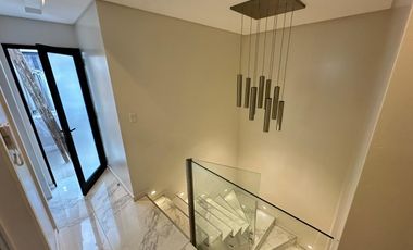 CASA DE PRIMERA CATEGORIA CON PILETA