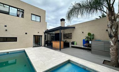 CASA DE PRIMERA CATEGORIA CON PILETA