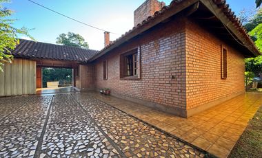 VENTA | IMPORTANTE RESIDENCIA EN ESQUINA – BARRIO TENIS CLUB, OBERÁ