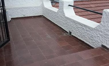 Casa de 5 amb. c/cochera p/2 autos y fondo libre en Temperley Este