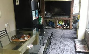 Casa de 5 amb. c/cochera p/2 autos y fondo libre en Temperley Este