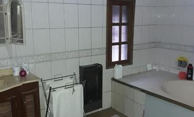 Casa de 5 amb. c/cochera p/2 autos y fondo libre en Temperley Este