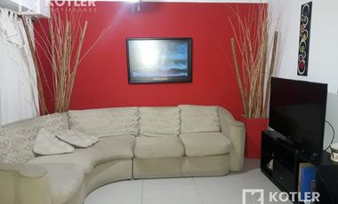 Casa de 5 amb. c/cochera p/2 autos y fondo libre en Temperley Este