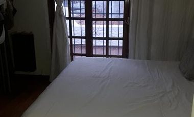 Casa de 5 amb. c/cochera p/2 autos y fondo libre en Temperley Este