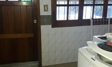 Casa de 5 amb. c/cochera p/2 autos y fondo libre en Temperley Este